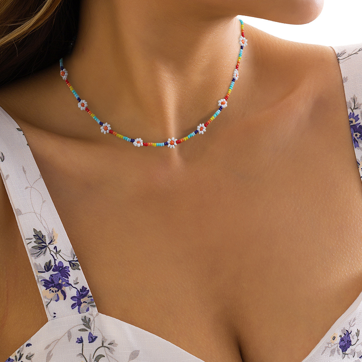 Kurze bunte Kette mit Blumen