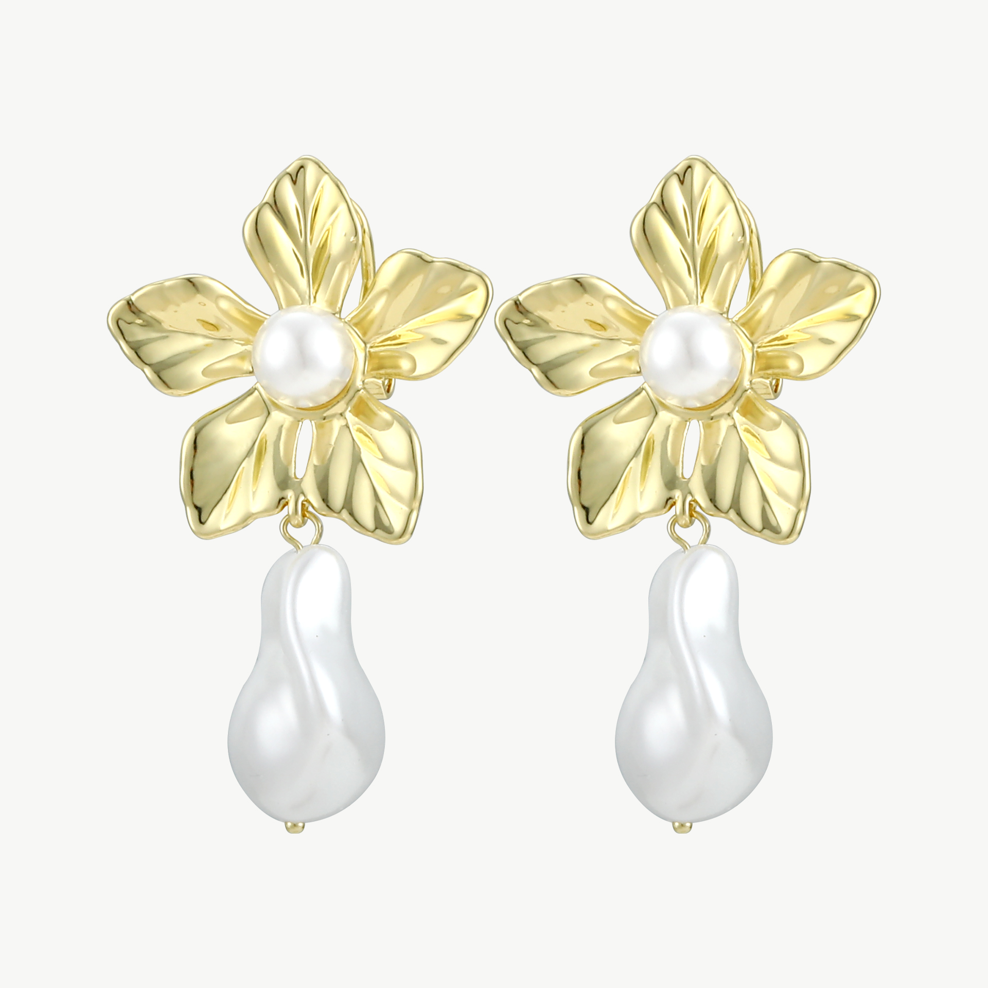 Ohrringe mit Blumen- und Perlenanhänger