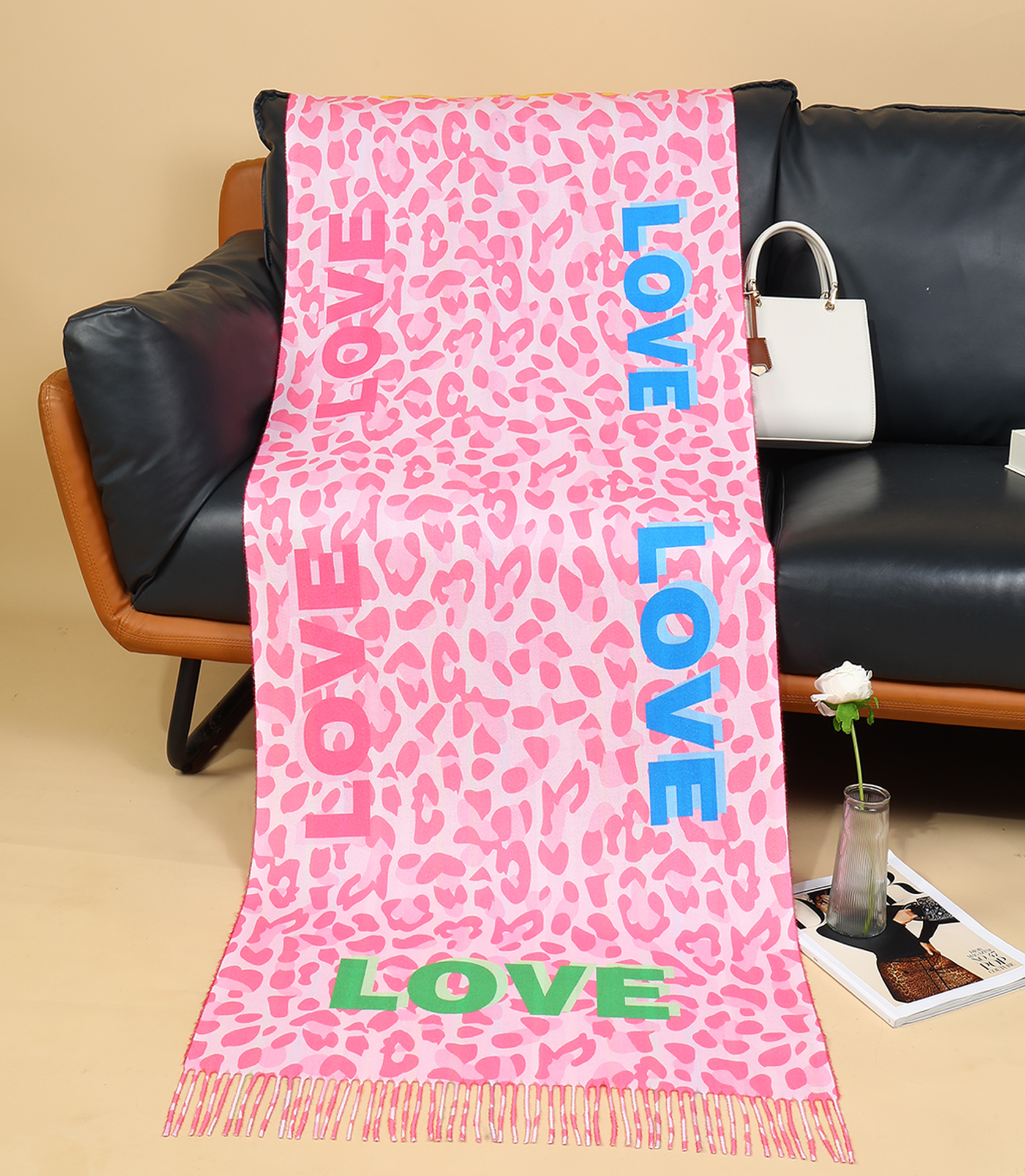 Rechteckiger Schal mit Leopardenmuster und Buchstaben LOVE 