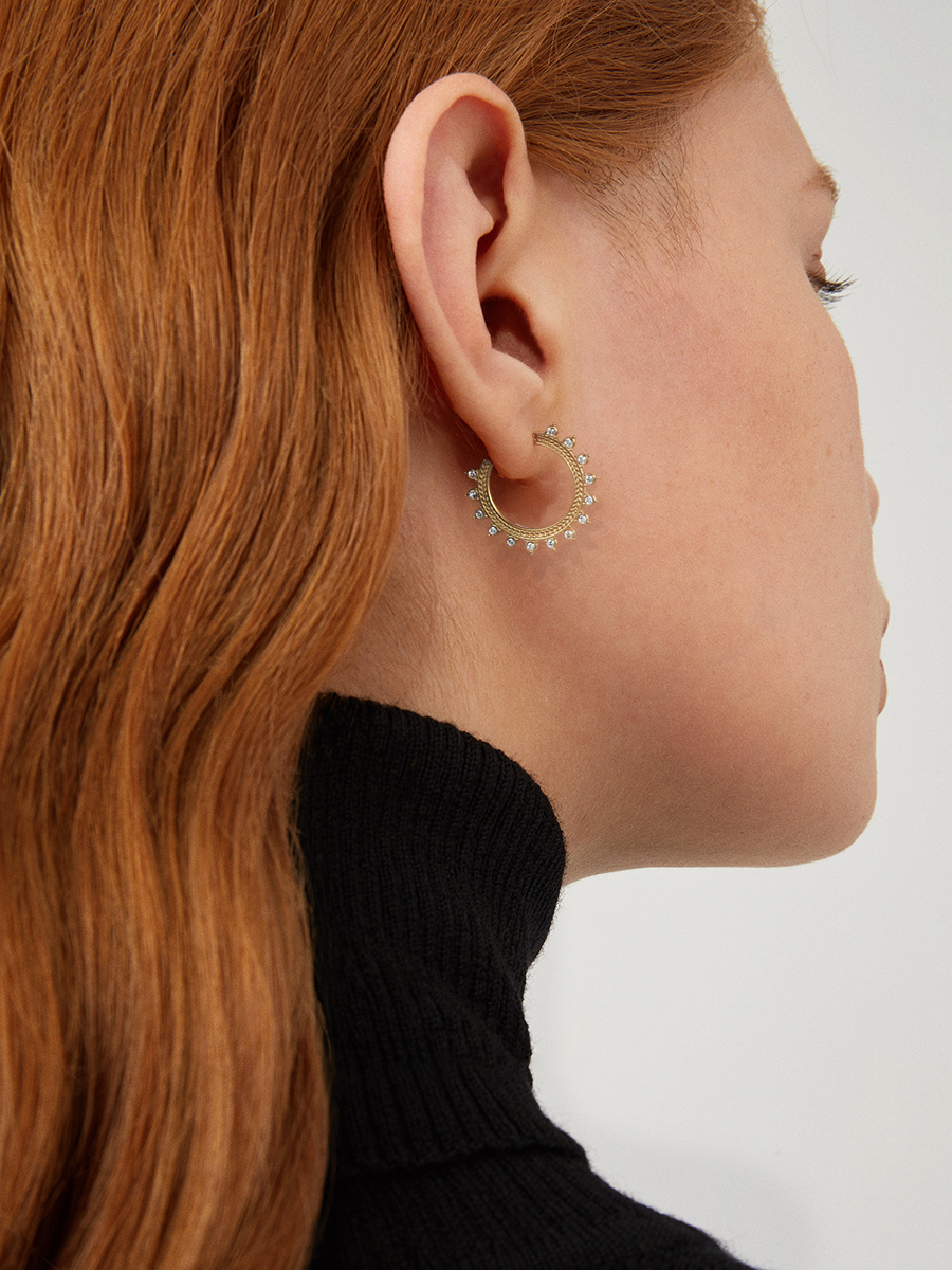 Goldene C-förmiger Creolen mit Zirkon